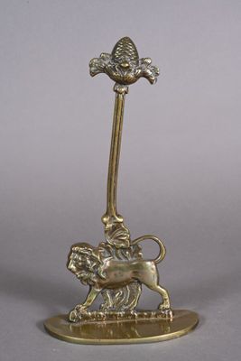 une image représentant une statue d'un lion et d'un oiseau sur un socle