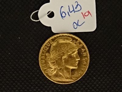 une pièce d'or à laquelle est attachée une étiquette