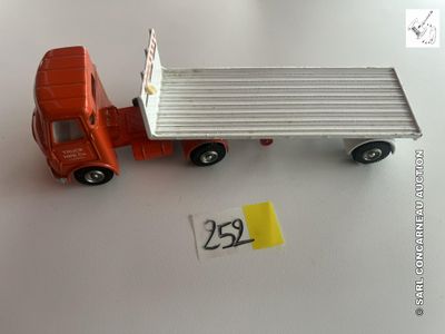 un camion jouet posé sur une table