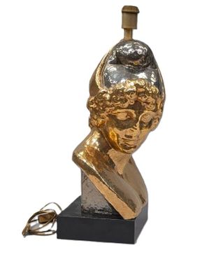 statue d'une femme tenant une bouteille de vin sur un socle noir