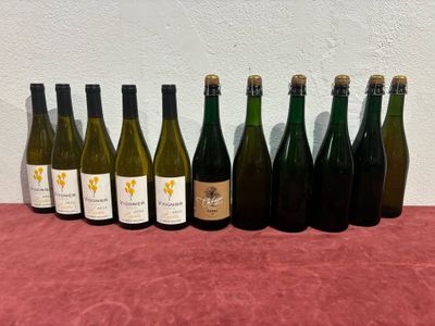 un groupe de bouteilles de vin posées sur une table
