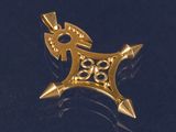 une image représentant un pendentif en or sur un fond noir