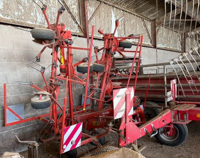 une machine rouge qui se trouve à l'intérieur d'un bâtiment