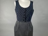 une robe à pois noirs et blancs sur un mannequin, un mannequin, un mannequin, un mannequin, un mannequin, un mannequin, un mannequin, un mannequin, un mannequin, un mannequin, un mannequin, un mannequin, un mannequin, un mannequin, un mannequin, un mannequin, un mannequin, un mannequin, un mannequin, un mannequin, un mannequin, un mannequin, un mannequin, un mannequin, un mannequin, un mannequin, un mannequin, un mannequin, un mannequin, un mannequin, un mannequin, un mannequin, un mannequin, un mannequin, un