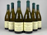 six bouteilles de vin sont alignées dans une rangée