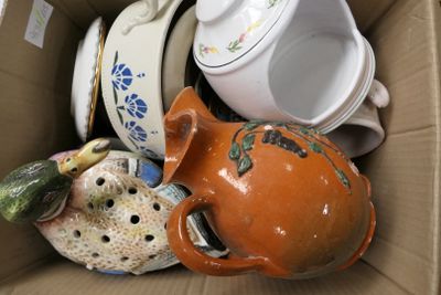 une boîte remplie de différentes sortes de théières et de bols