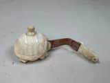 une petite tortue assise sur un mètre ruban