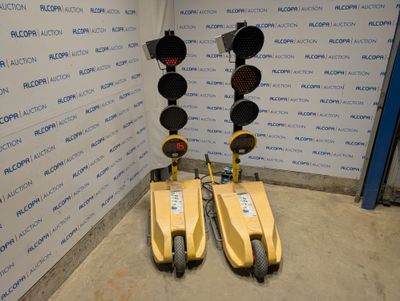deux scooters jaunes garés l'un à côté de l'autre devant un mur