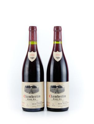 deux bouteilles de vin rouge posées l'une à côté de l'autre sur une surface blanche