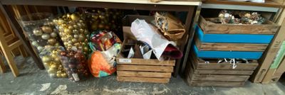 de nombreuses boîtes de décorations de Noël sur une étagère
