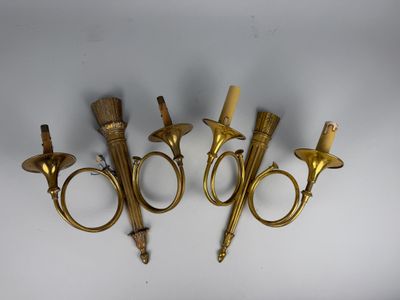 Suite de deux appliques en bronze et laiton à deux bras de l…