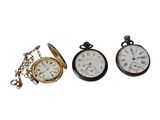 trois types différents de montres de poche avec chaîne, sur fond blanc