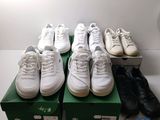 plusieurs paires de chaussures de tennis posées sur une boîte verte
