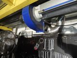 une photo d'une machine qui travaille sur une pièce de métal
