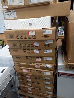 une pile de boîtes empilées les unes sur les autres