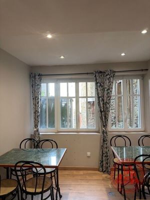 une salle à manger avec une table et des chaises