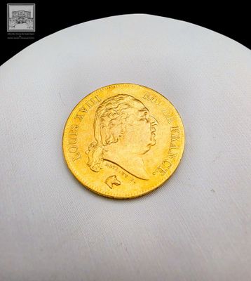 une image d'une pièce d'or sur une surface blanche