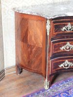 COMMODE en placage de bois de violette et de palissandre, la… (photo 2)