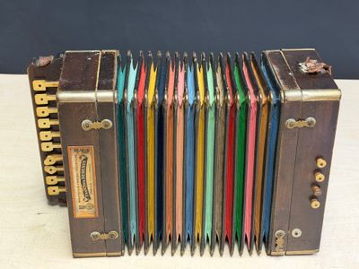 un vieil accordéon aux couleurs vives posé sur une table