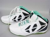 une paire de baskets blanches et noires avec des semelles vertes sur une base blanche