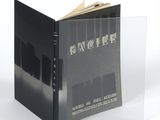 un livre ouvert sur une surface blanche
