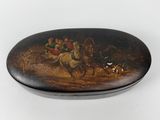 peinture représentant une calèche tirée par des chevaux, avec des personnes à bord, sur une assiette noire