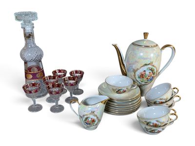 de nombreuses tasses et soucoupes, ainsi qu'une bouteille d'alcool, posées sur la table