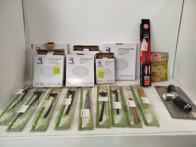 de nombreux types de couteaux différents, posés sur le comptoir