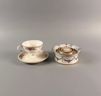 deux tasses et soucoupes sont posées sur une surface grise