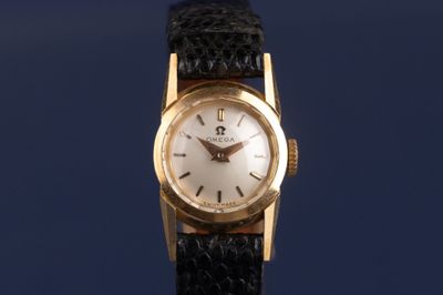 une image montrant un gros plan d'une montre-bracelet sur fond bleu
