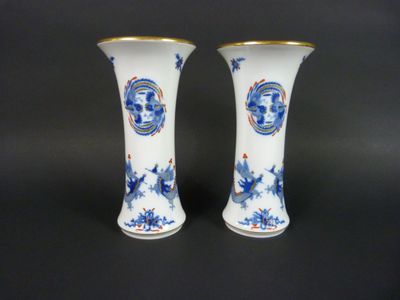 SAXE - Paire de vases cornet en porcelaine blanche à décor d…