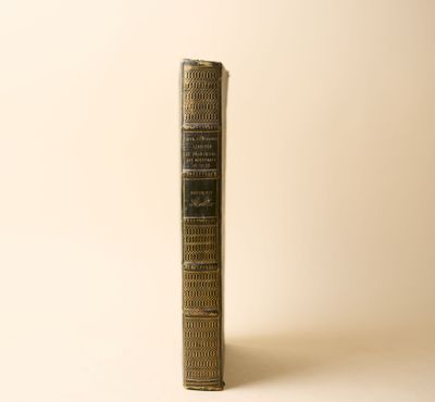 une image représentant un livre posé sur une table