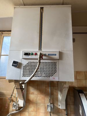 vue en plan d'une cuisine équipée d'une cuisinière, d'un four et d'un lave-linge