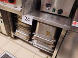 de nombreux plateaux de nourriture posés sur une étagère dans la cuisine
