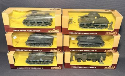 six véhicules militaires emballés, exposés dans une vitrine