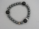 un gros plan sur un bracelet orné d'un « œil maléfique »