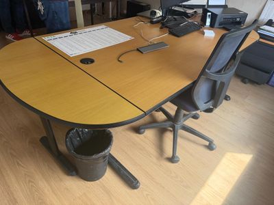 une image représentant un bureau avec un ordinateur et une chaise