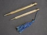 deux stylos et un pompon posés côte à côte sur une table