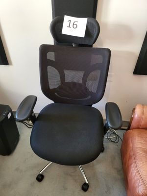 une chaise de bureau portant un numéro au dos, dans une pièce