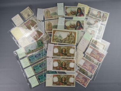 de nombreux types de papier-monnaie sur la table