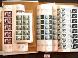 beaucoup de timbres sur les pages d'un livre