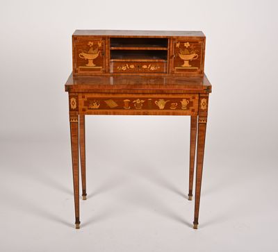 un bureau ancien muni de tiroirs et de tiroirs sur le dessus