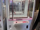 deux machines placées l'une à côté de l'autre dans une pièce
