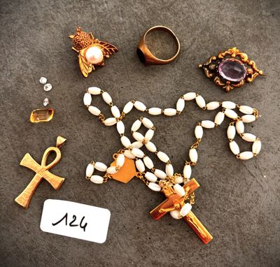 plusieurs bijoux, dont une croix, un ankh, un ankh et un ankh