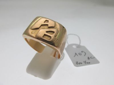 chevalière or rose bas-titre 700°/°° chiffrée AB, bossuée … - Photo 1