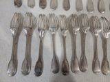 beaucoup de fourchettes et de cuillères sur la table