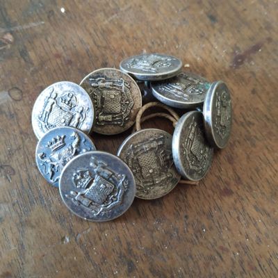 un tas de pièces posées sur une table