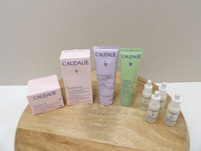 un plateau en bois sur lequel sont disposés divers produits de soin pour la peau
