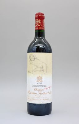 une bouteille de vin rouge posée sur une table blanche