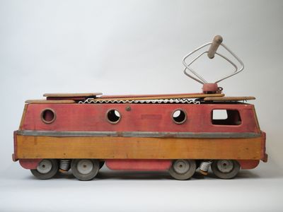 DEJOU Locomotive porteuse en bois teinté, bois naturel et mé…